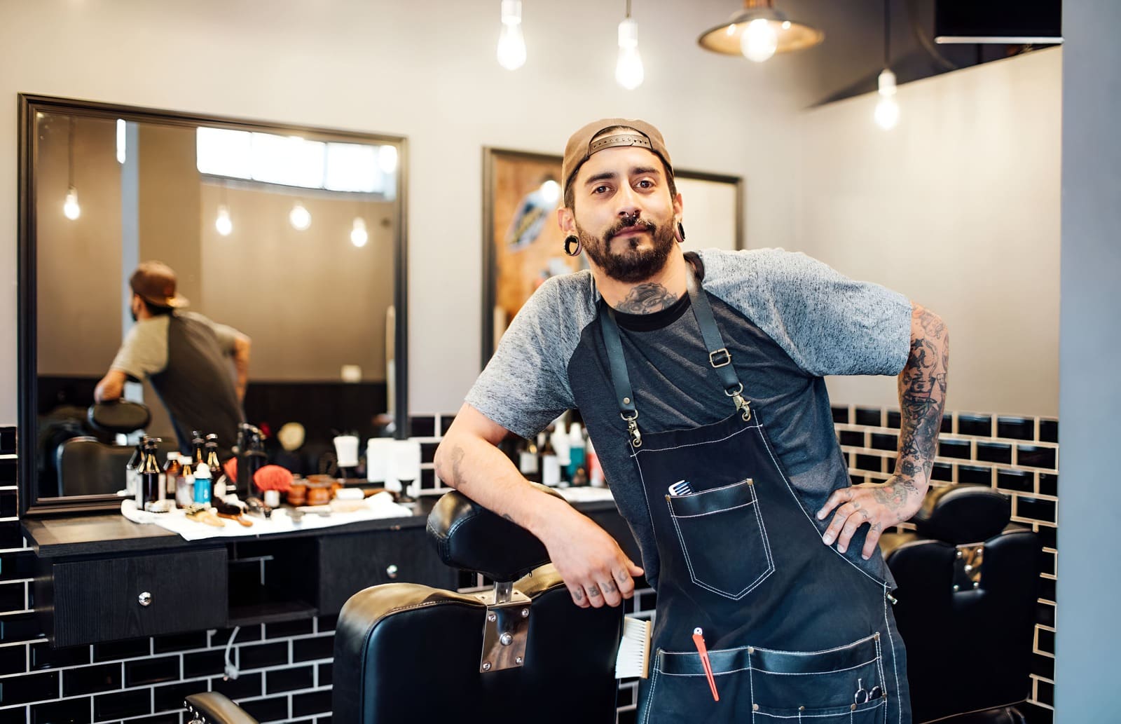 Berber sređuje frizuru klijentu u barber shopu